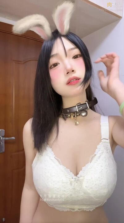 清纯女孩在镜头前跳著艳舞诱惑 兽耳