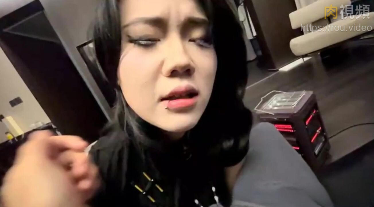 骚女友你对她越狠当她肉便器她越爱你 凌辱