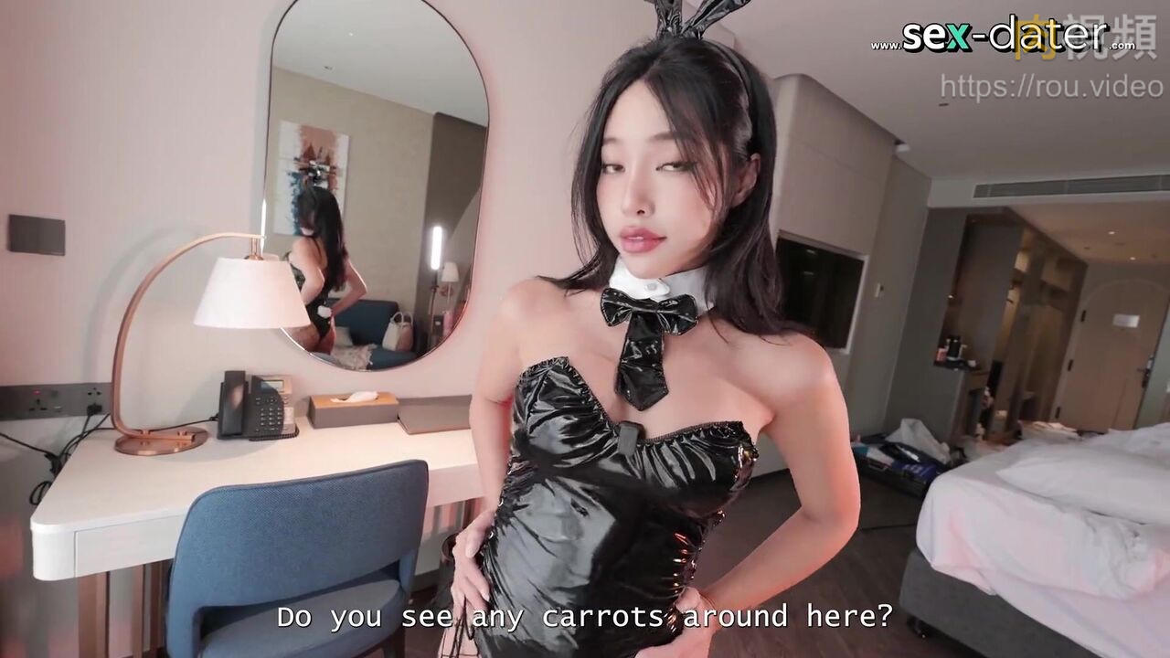 极品身材小兔兔问有没有看到大红萝卜 立即跪地猛舔大肉棒很好吃的样子 Miuzxc
