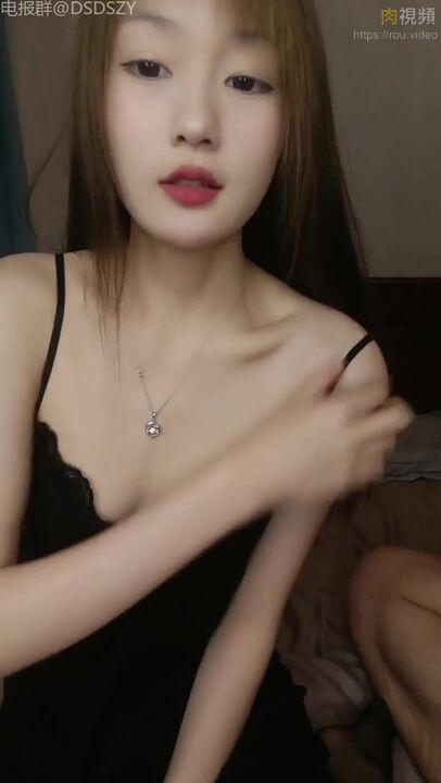 肤白女孩让你选穿白丝或黑丝做爱 丝袜